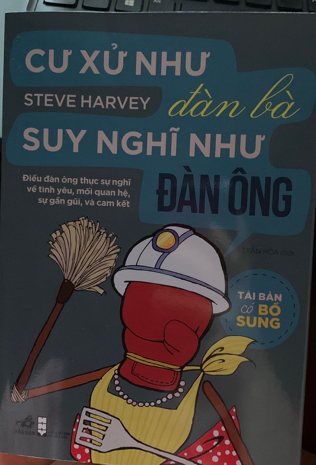 Sách được bọc cẩn thận. Đặc biệt là giao hàng siêu nhanh, mình đặt buổi sáng trưa đã ship đến rồi =))))
Sách có giọng văn rất dí dỏm và đời thường đúng chất Steve Harvey. Mình nghĩ rằng cuốn sách này gỡ rối khá nhiều điều cho các chị em, đáng để đọc trên hành trình tìm kiếm bạn đời đích thực!