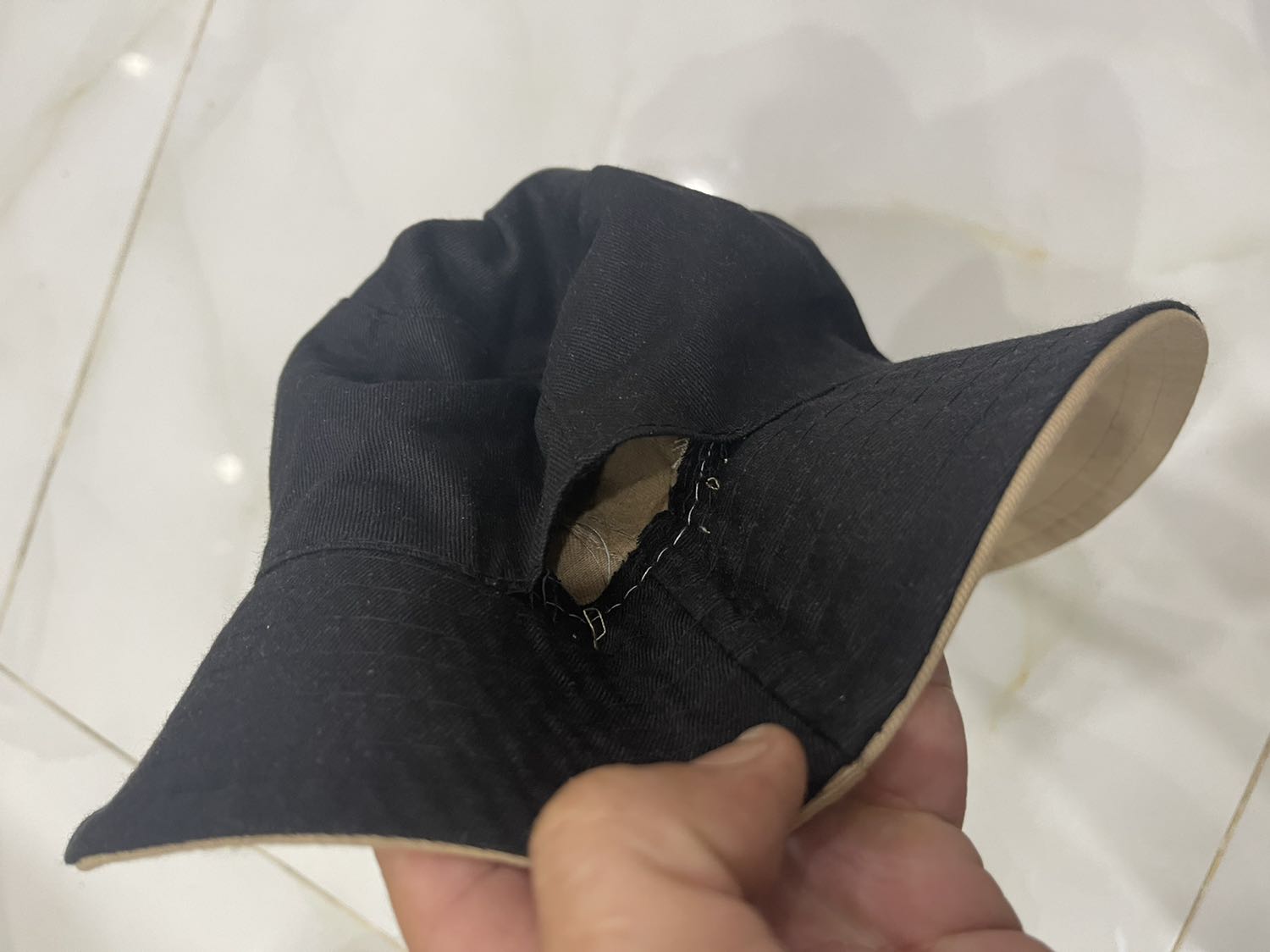 Nón tặng như nón chợ 10k, thà đừng chạy khuyến mãi