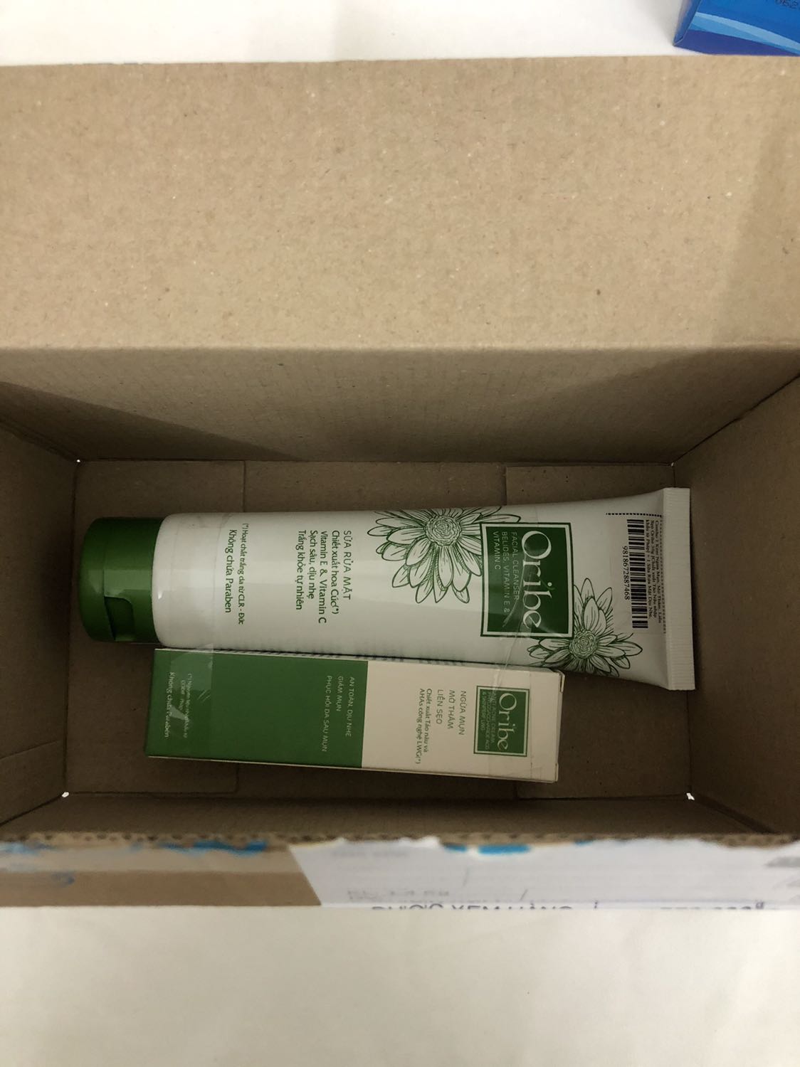 Mình không nhiều mụn lắm, nhưng lâu lâu cứ có vài cục mụn đỏ sưng do bị nóng, với cả sinh viên suốt ngày ăn mì tôm. Thấy loại này xài khá ok, chưa thấy kích ứng gì, giá lại rẻ, phì hợp với sinh viên, đám bạn kí túc xá mình gom lại mua cho đỡ ship, mà tiki giao hàng nhanh *** ra. 
À thấy combo rẻ nên mua luôn chứ chưa xài không biết sữa rửa mặt dùng có oke không