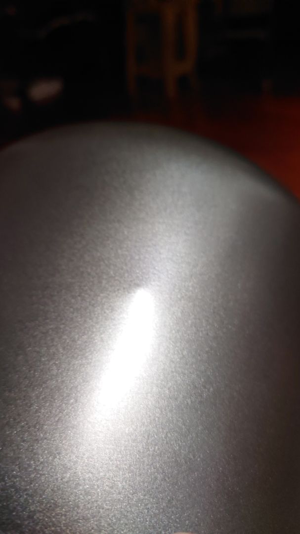 Sử dụng nồi được vài ngày và chờ có quà tặng về mình mới đánh giá cho khách quan. Khi mua bạn phải thấy phần quà tặng ở bên dưới phần mô tả thì mới là có quà nhé. Thêm cả 2 vào giỏ rồi bấm tick cả 2, đặt thành công thì sẽ được tách làm 2 đơn với mã khác nhau. Nồi giao trước thành công thì quà tặng mới bắt đầu được gửi đi cơ. 

Đóng gói và giao hàng của Tiki thì không chê gì rồi. Mỗi cái là nồi giao cho mình bị 1 nốt lõm bên trong nồi như hình, haiz, hơi buồn.

Có bạn trước đó yêu cầu có dán tiếng Việt vào bảng điều khiển thì đến mình mua thấy bảng điều khiển đã có sẵn tiếng Việt rồi nên khi dùng khỏi lăn tăn nữa. Nhà sản xuất có vẻ rất lắng nghe đánh giá khách hàng.

Về các chế độ thì okie, cài đặt sẵn nấu rất tiện và nhanh, hương vị được giữ trọn vẹn hơn. Mình đã thử vài món hầm thì okie lắm nha. Có báo khi khoá nồi hay rút điện nữa.

Cái nồi quánh thì mình chưa dùng,nhưng nhìn khá đẹp, ngoại quan không vấn đề gì.