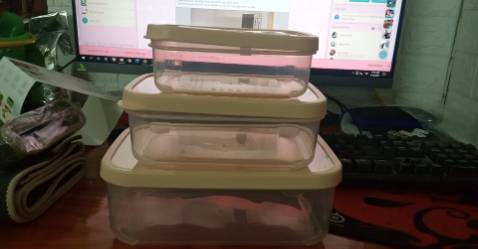 giao hàng chất lượng. hộp dùng thích, chất nhựa đẹp và mịn. không thấy có mùi khó chịu. bộ hộp có 3 kich thước dễ dàng để đồ ăn. bảo quản thực phẩm tiện lợi. nắp nhựa chắc chắn, không giò nước ra ngoài sạch sẽ. châts nhựa đẹp mình để ở tủ đông lâu ngày cũng k thấy bị nứt như những hộp nhựa trước đây đã từng mua. shop đóng gópi cẩn thận. tiki giao hàng nhanh, cảm ơn shop, cảm ơn tiki. sẽ ủng hộh shop trong những sản phẩm tương tự. chúc shop và tiki buôn may bán đắt