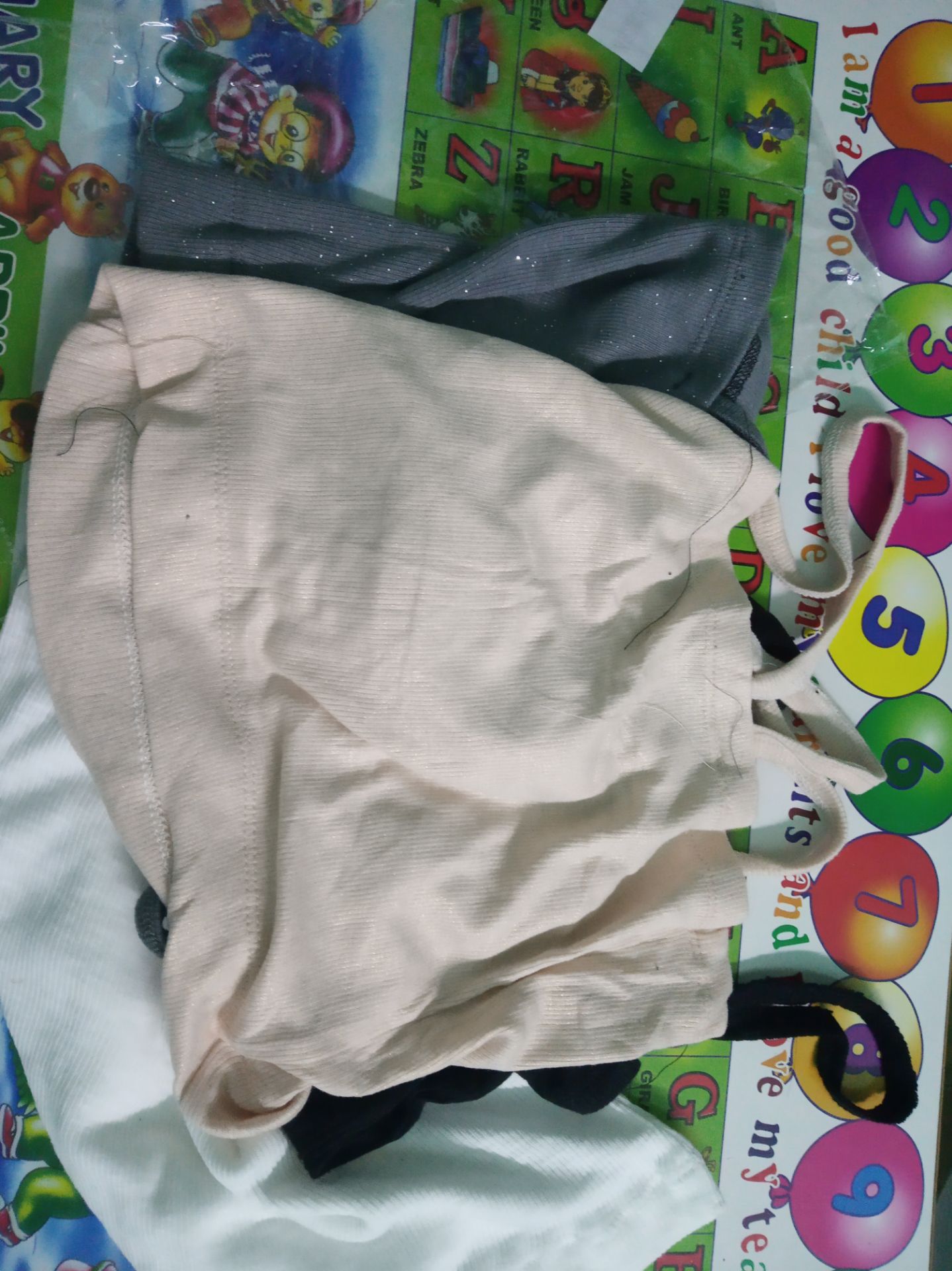 Thực sự sản phẩm quá tệ, rất chi là tệ không có từ nào để diễn tả nữa. 4 cái áo giá sale 70% còn 119k mà không khác gì mớ vải nhàu nát vậy. Thật thất vọng với quy trình kiểm hàng của TIKI, trước đây mình rất tin tưởng khi mua đồ trên TIKI nhưng lần này khi mở hộp đựng hàng ra mong chờ bao nhiêu thì thất vọng bấy nhiêu, không còn lời nào để diễn tả luôn. Thật bực mình. Tôi muốn đổi hàng, làm ơn đổi đơn hàng này dùm tôi càng sớm càng tốt please. Thật thất vọng quá.