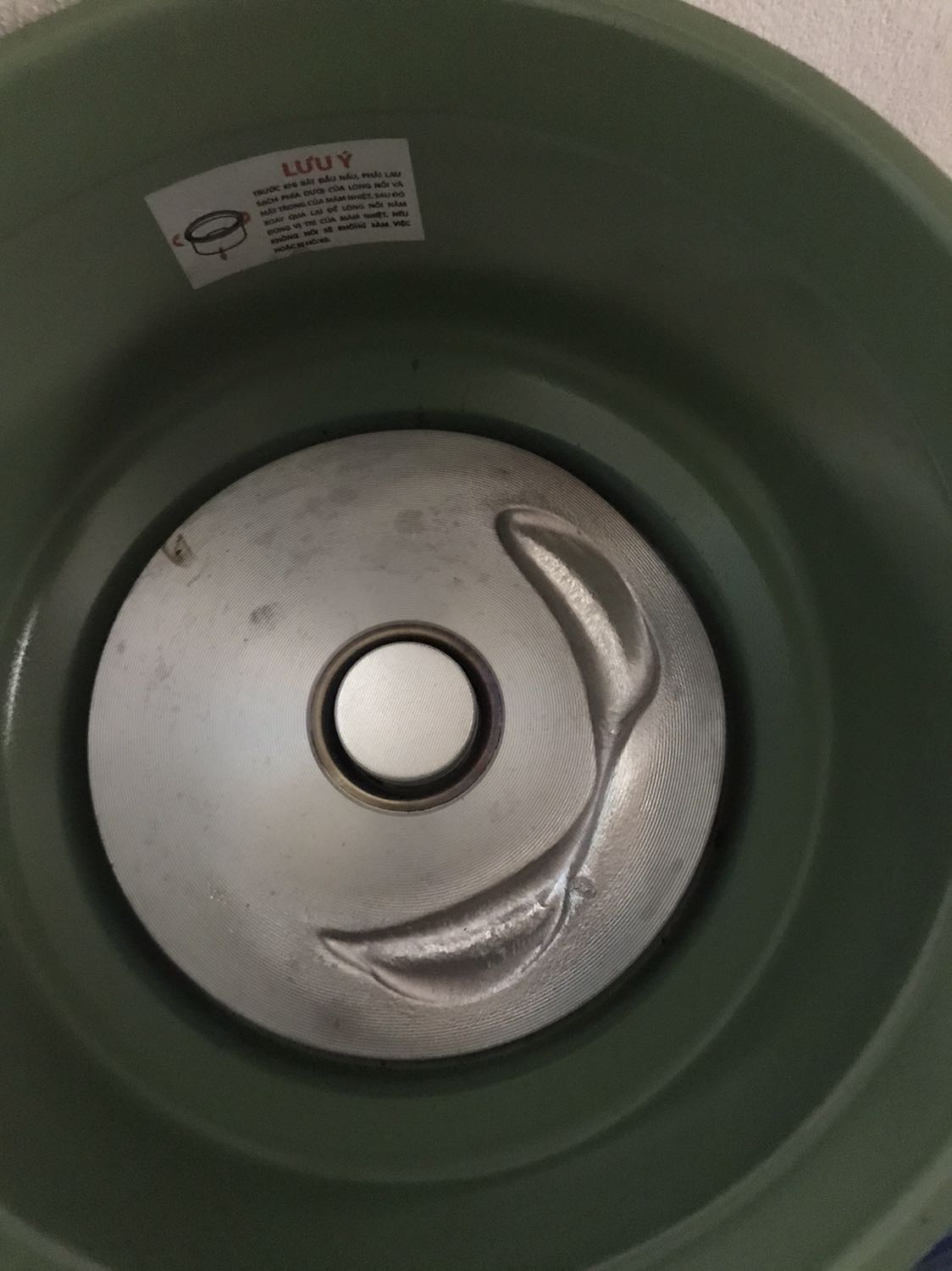 Em mua nồi xài cũng cỡ 6 tháng rồi. Bữa nay hết Tết mới lên trọ lại, nấu đc chút thì thấy mùi khét, giở đáy nồi ra thì bị vậy, trước giờ nấu ko bị vậy lần nào. Shop hỗ trợ dùm em, em ko dâm nấu nữa luôn.