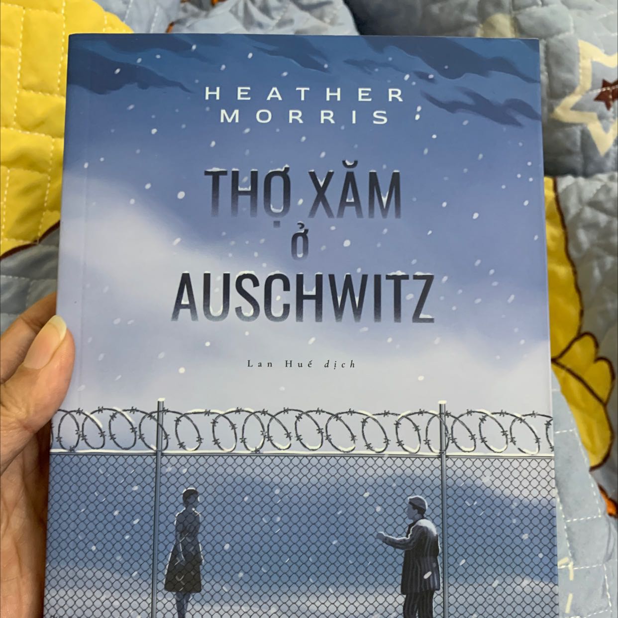 Bìa sách đẹp, nội dung cũng thật đẹp. Mua lại lần nữa để đem tặng. Đọc đi các bạn ơi, 1 câu chuyện xứng đáng được nhiều người biết đến ^_^