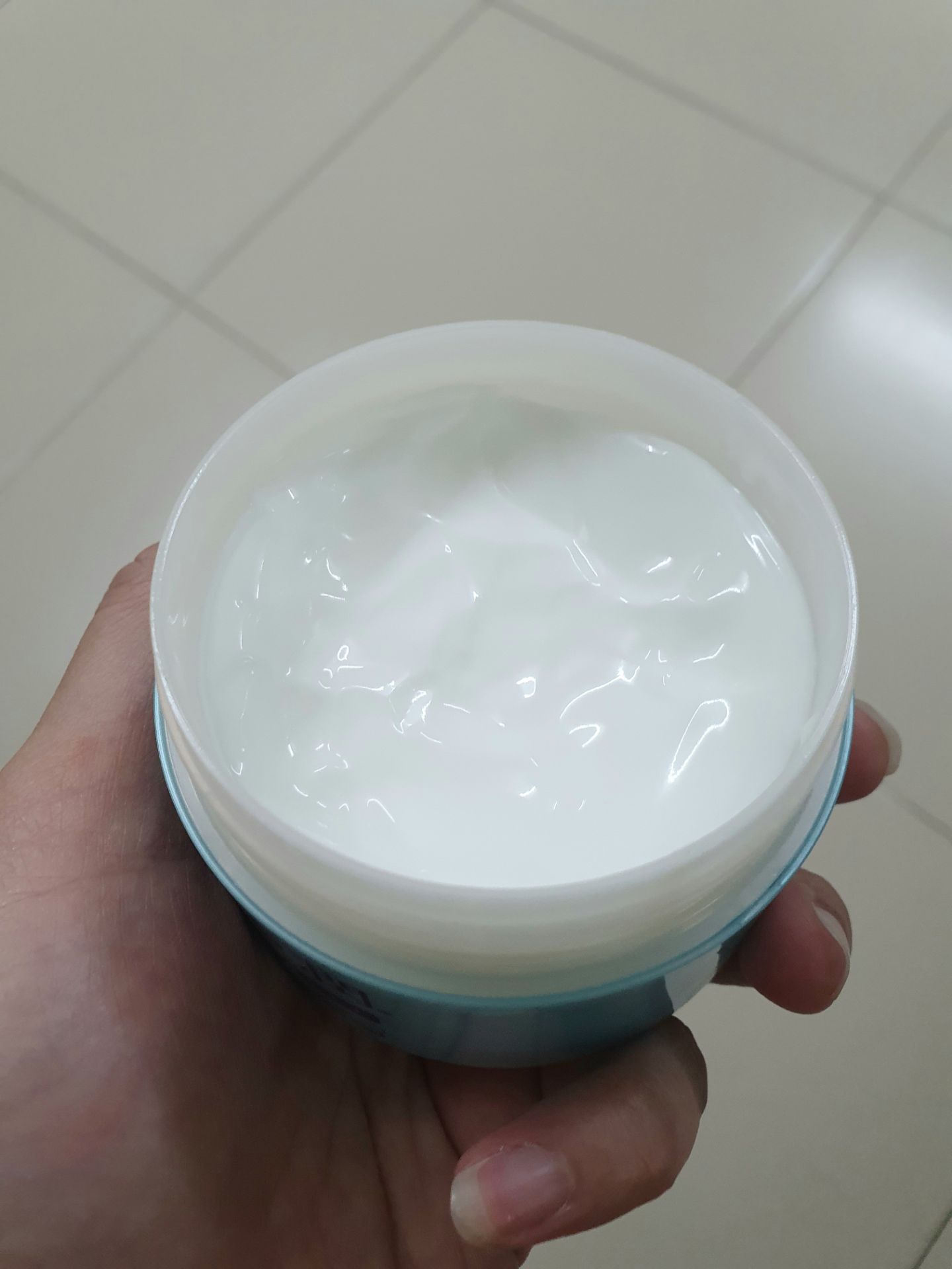 Loại này có kết cấu gel nên chất mỏng, nhẹ., khi bôi lên da có cảm thấy mát lạnh. Da có chút bóng nhẹ sau khi bôi nhưng nhanh hết sau vài phút, không có vệt trắng trên da. Mình sử dụng kem vào thời điểm nắng nhất nên vẫn phải bôi thêm lớp kem chống nắng nữa, hoặc chỉ sử dụng vào cuối tuần khi ở ttong nhà là chủ yếu. Kem giữ ẩm tốt cho da. Mùi hương không thơm kiểu hương liệu, và khi bôi lên da không ngửi thấy mùi nữa. Mình hay dùng dược mỹ phẩm không có mùi hương liệu nên thấy ổn và thích kiểu này. Hũ to nên dùng được lâu.
