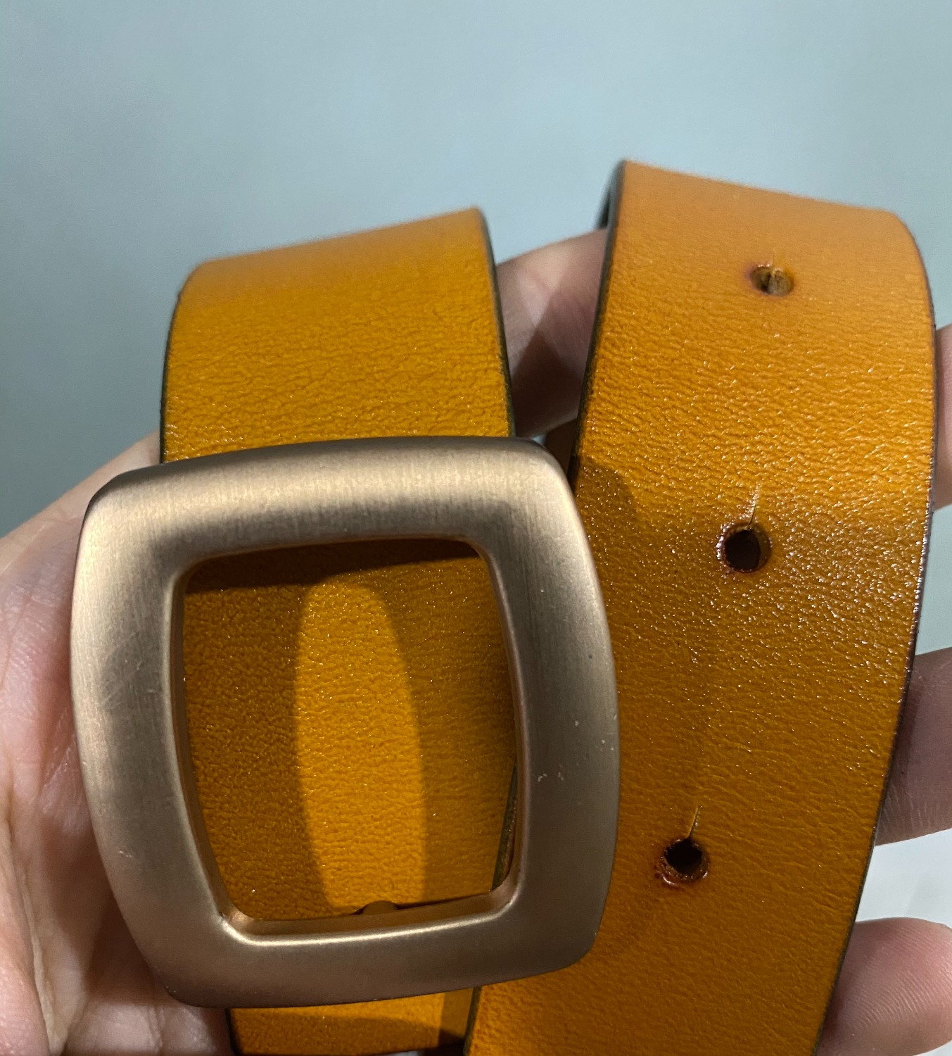 Cái này là đai bấm ạ. Mình đọc không kỹ tưởng dây nịt, nhưng mà đẹp quá nên thôi khỏi trả, mặc với váy trông cũng sang chảnh phết ạ