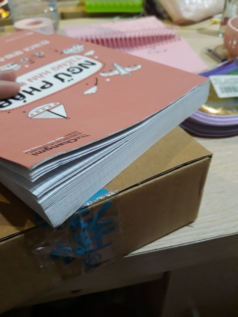 Mình lựa chọn đặt sách trên tiki vì mình mua rất nhiều lần chất lượng sách đều rất tốt và sách còn mới. Lần đầu tiên mình bị trường hợp sách cũ như thế này, bìa cực kì nhăn, mở ra gập vào nhiều, vì bạn mình cần gấp nên mình không có thời gian để đổi hàng. Thật sự không biết tiki lấy hàng từ đâu ra nữa :)))