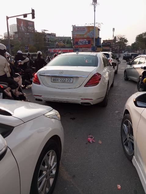 Đang đi đường thấy con Toyota biển VIP, à quên sách chất lượng tốt đấy