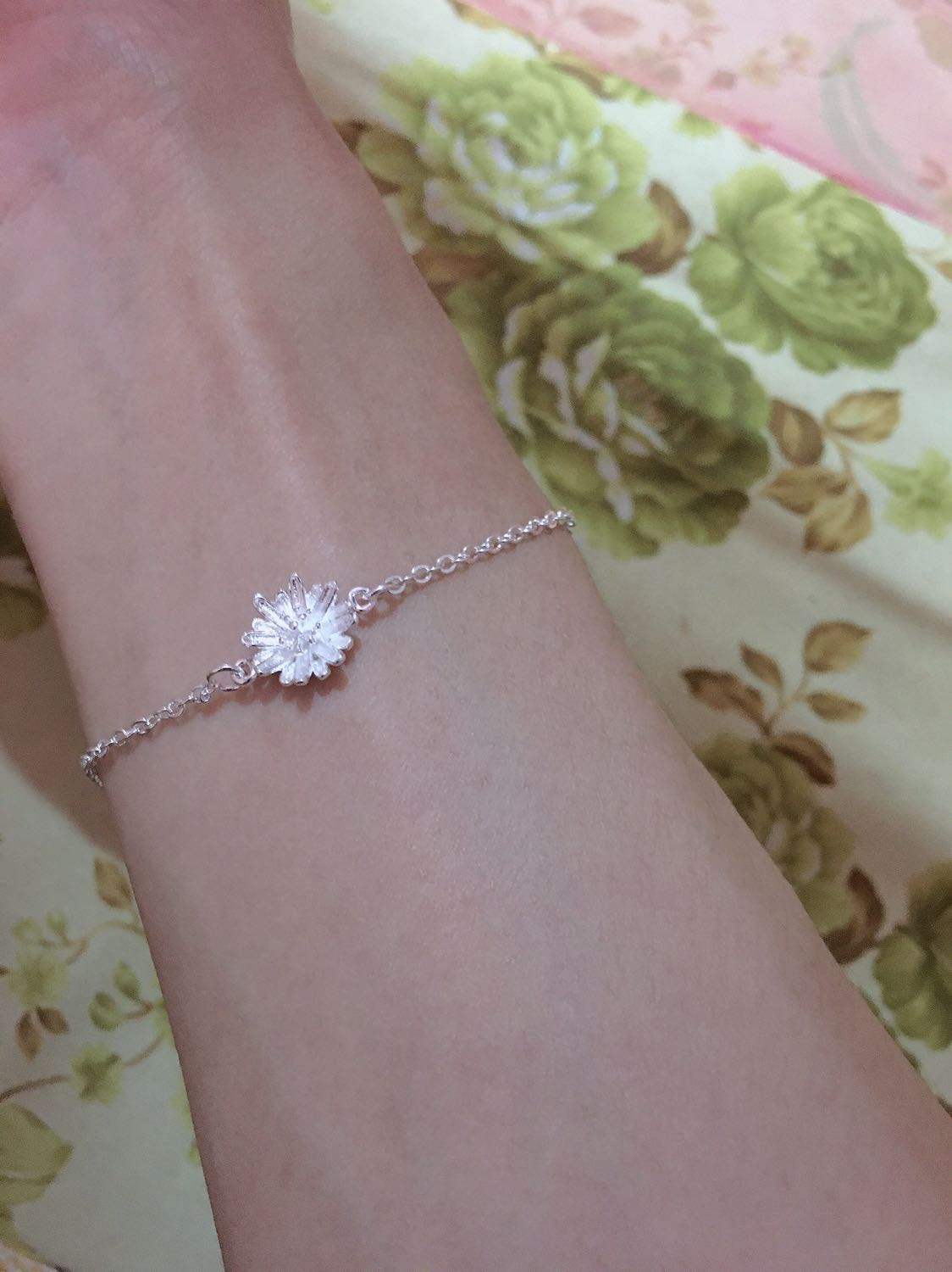 Dây rất nhỏ và bông hoa không có nhuỵ vàng ở giữa, cực kì thất vọng