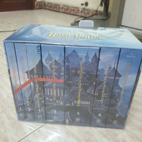 Hàng giao nhanh, dù gửi từ Hà Nội vào HCM mà boxset vẫn nguyên vẹn vì được đóng gói rất kỹ. Bộ sách đẹp hơn mình tưởng, bìa in rõ nét, giấy dày và mịn, cầm rất thích. Hộp nhìn sang và gọn gàng, cực kỳ đáng sưu tầm. Rất hài lòng với đơn hàng này.