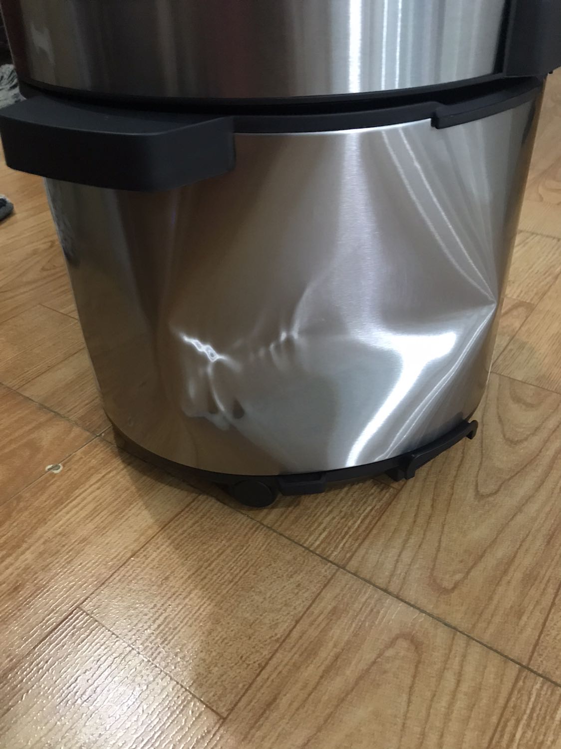 Đặt hàng cả tháng (trả tiền trước luôn), mãi mới giao hàng, nhưng khi nhận hàng (vì dịch) nên không kịp mở (1 phần tin tuog trước giờ rất tốt), mở thùng hàng bị móp không thể chấp nhận được, đổi trả không cho vì sau 48h, mình đọc thấy sau 7 ngày cơ, chấp nhận bù thêm phí mà cũng k chịu, thất vọng tràn trề.