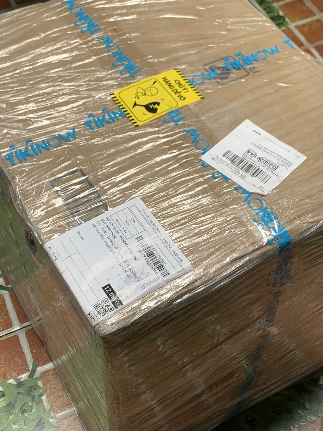 **Đã sử dụng máy được gần 2 tuần**
Thông báo giao 12/7 nhưng mới 8/7 đã có hàng dù đang trong mùa dịch 👍
Máy đóng gói kĩ lưỡng, mọi vật dụng đều lót giấy và bao bọc gọn gàng, thùng không móp méo.
Màn hình led sáng, rõ, dễ sử dụng tuy nhiên dễ bám bẩn cần lau chùi kĩ.
Màu đen bạc rất đẹp phù hợp góc bếp
Qua nhiều lần nướng thì thấy được chất lượng lò rất ổn, món ăn chín đều, không khét, không khô. Dễ dàng vệ sinh, ít bám mùi
>>>Nói chung hàng tiki Trading nên cũng yên tâm về chất lượng giá cả, bảo hành vv…