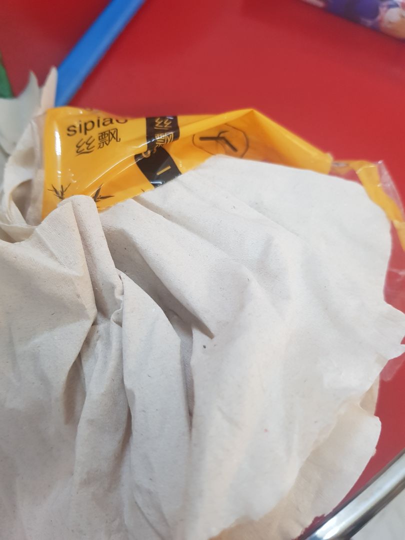 Thứ nhất :đặt mua thùng mà giao ko có thùng chỉ đóng gói như thế , ko đc rồi shop.Thứ hai : gói 300 tờ ko đủ , giống hàng nhái , giả ( mình đã sử dụng hàng này , lấy gói giao cân nhẹ hơn gói cũ mình mua sài  ). Thứ ba : giấy ko tốt ,phân nữa là đen , sần sùi. Mình rất thất vọng khi mua hàng .