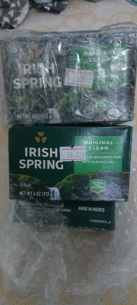 Giá bán lẻ 1 sản phẩm (tag dán trên mỗi cục xà bông) chỉ có 20,000. Mà Tiki bán block 10 cục giá 220,000???
Sản phẩm cũ xì, hộp móp méo, đóng gói sơ sài.