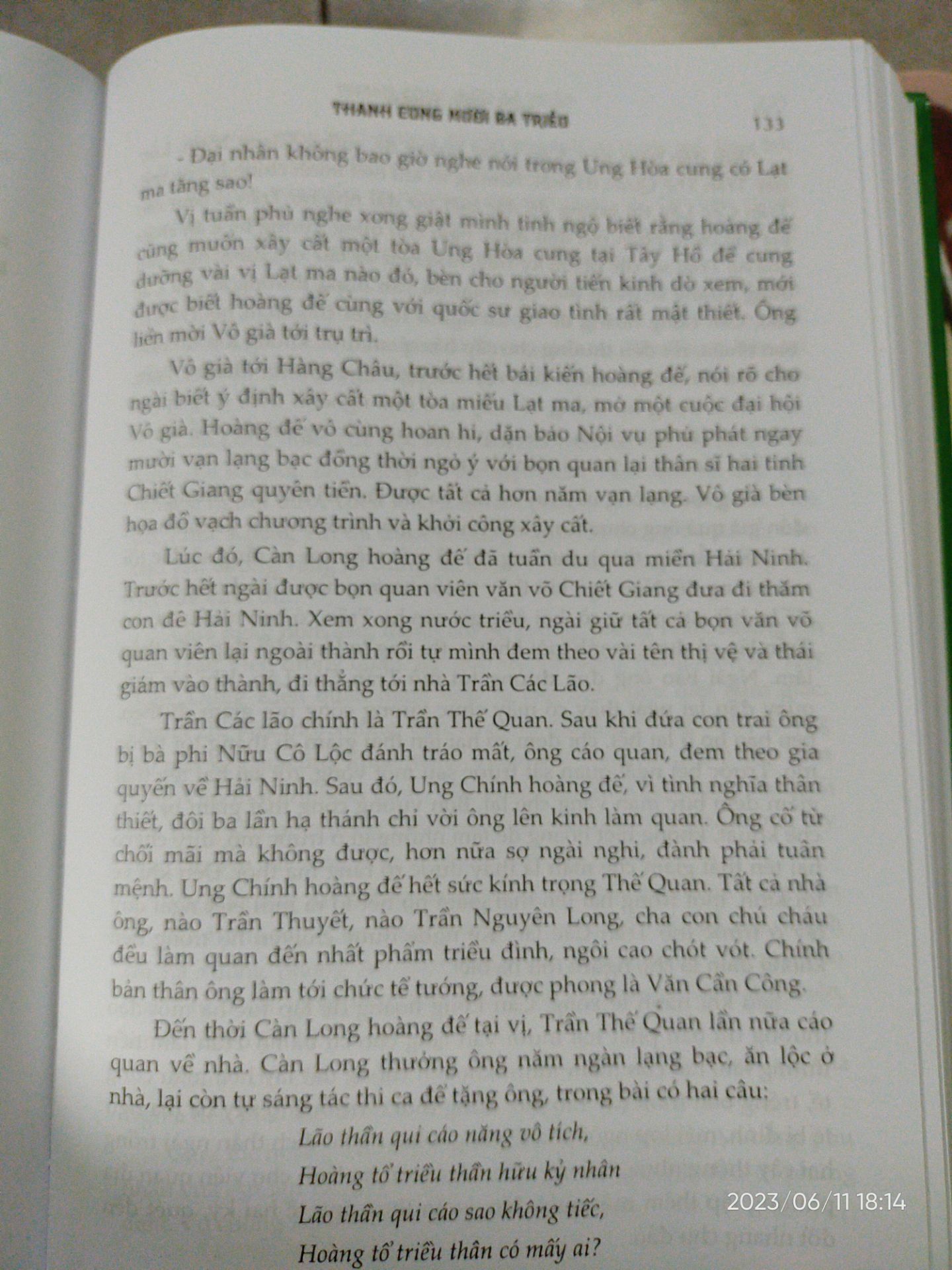 Sách xuất bản lâu , có vài trang bị rơi khỏi gáy, giấy mỏng, nội dung khá hay , mong bộ này có ngày được tái bản , để mình được sở hữu bản mới