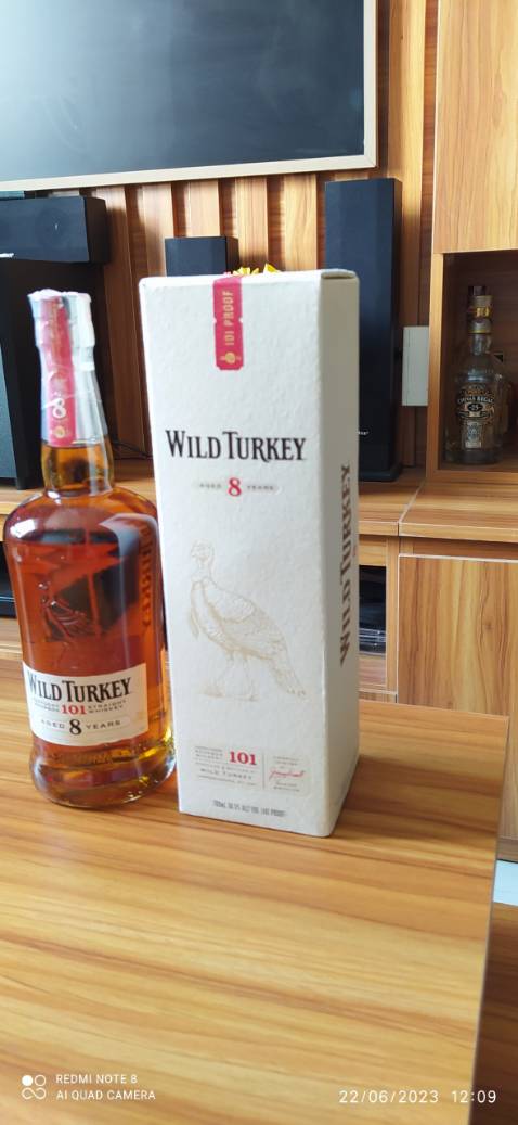 Rượu còn nguyên seal, chai và hộp đẹp. Nhà bán hàng gửi hàng nhanh,chuyên nghiệp, uy tín. TIKI đóng gói bao bì rất kỹ và an toàn, giao hàng nhanh.