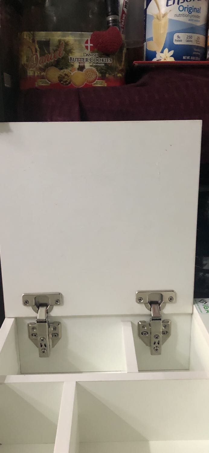 Sản phẩm chất lượng khá kém, rớt gương ra khỏi tấm gỗ, sản sp có nhiều vết trầy móp méo, giao hàng chậm 3 ngày