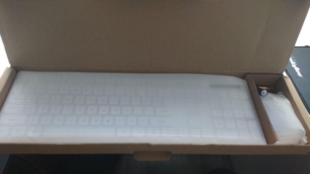 Bàn phím gõ rất nhẹ nhàng, chuột click kêu cũng lớn tiếng lắm. Giá cả hợp lý với chất lượng. Tuy nhiên Shop kiểm tra kỹ đơn hàng trước khi giao, vì mình đặt màu đen mà shop giao màu trắng. :)