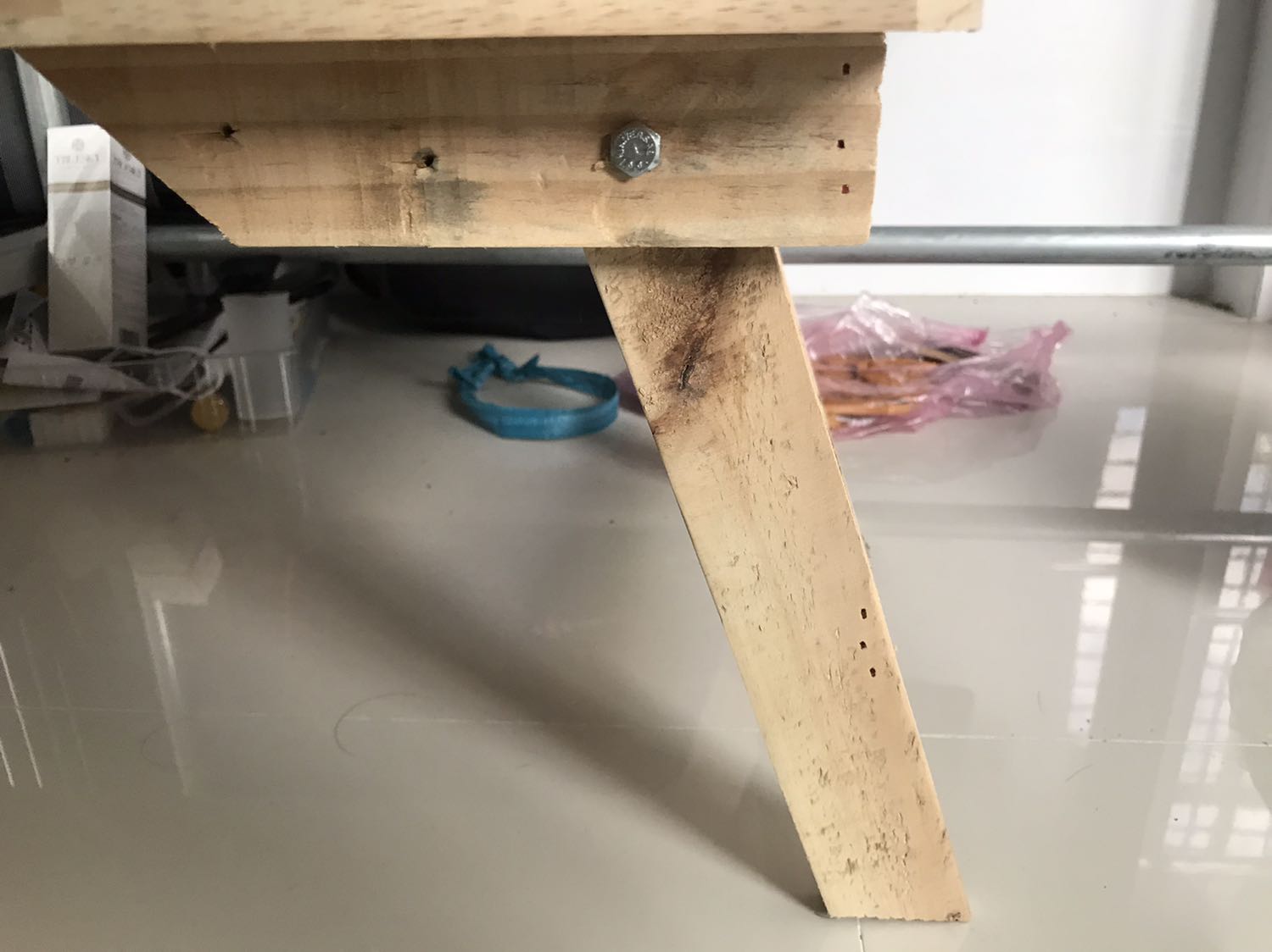 Dề nghị shop bán hàng đăng hình chân thực chút. Cái bàn mình nhận được chất lượng kém hơn rất nhiều so với trong hình quảng cáo.