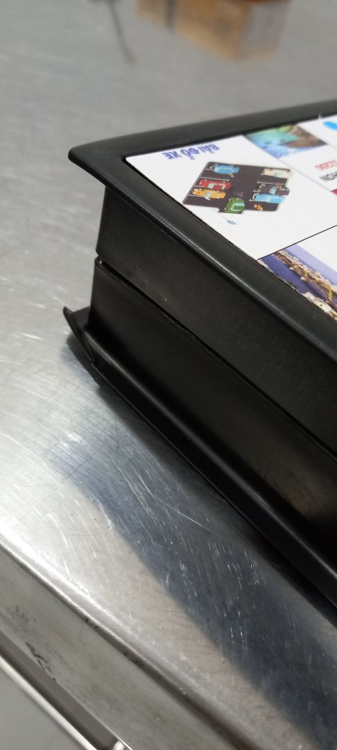 hàng giao hơi lâu dù ở tphcm, mặt bàn cờ sứt mẻ nhiều chỗ có lẽ do vận chuyển dù đc gói khá kỹ. tiền trong bộ cờ thì cho thiếu so với liệt kê trong sách hướng dẫn đi kèm, chỉ có mệnh giá 500 và 200, k có tiền 1*** k biết sao chơi luôn. màu sắc chữ nghĩa in thì rõ nét.