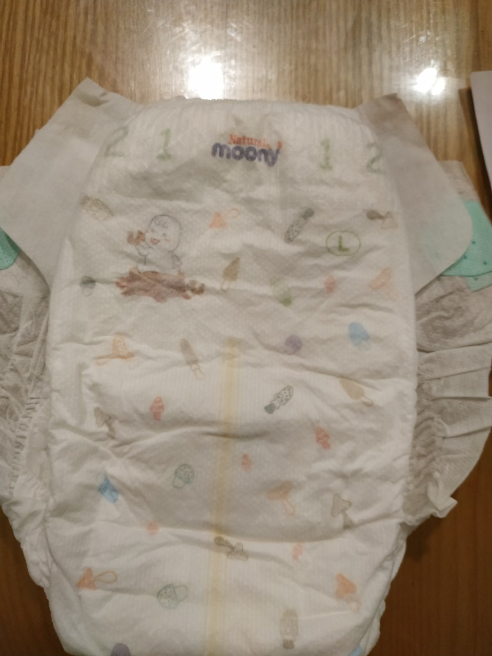 Bé nhà chỉ xài Moony , Tiki mới giới thiệu dòng Natural mới nên rất quan tâm đến sự khác biệt so với dòng trước đây đang xài. Nhận định đúng là dòng cao cấp hơn: mỏng, mịn, mềm hơn. Lưng thun của Moony vốn dĩ khá ok nhưng dòng này lưng thun mềm mại hơn so với dòng thường. Độ thấm hút thì có thể bằng or hơn nếu xét thêm độ mỏng của tã. Mặt bông tã thì rõ ràng khác biệt, tuy không có chuyên môn đánh giá được về kỹ thuật - chất liệu organic. Sản phẩm mới, giá cũng tương đối cao hơn dòng thường nên cũng muốn review cho các mẹ bỉm quan tâm thêm thông tin.