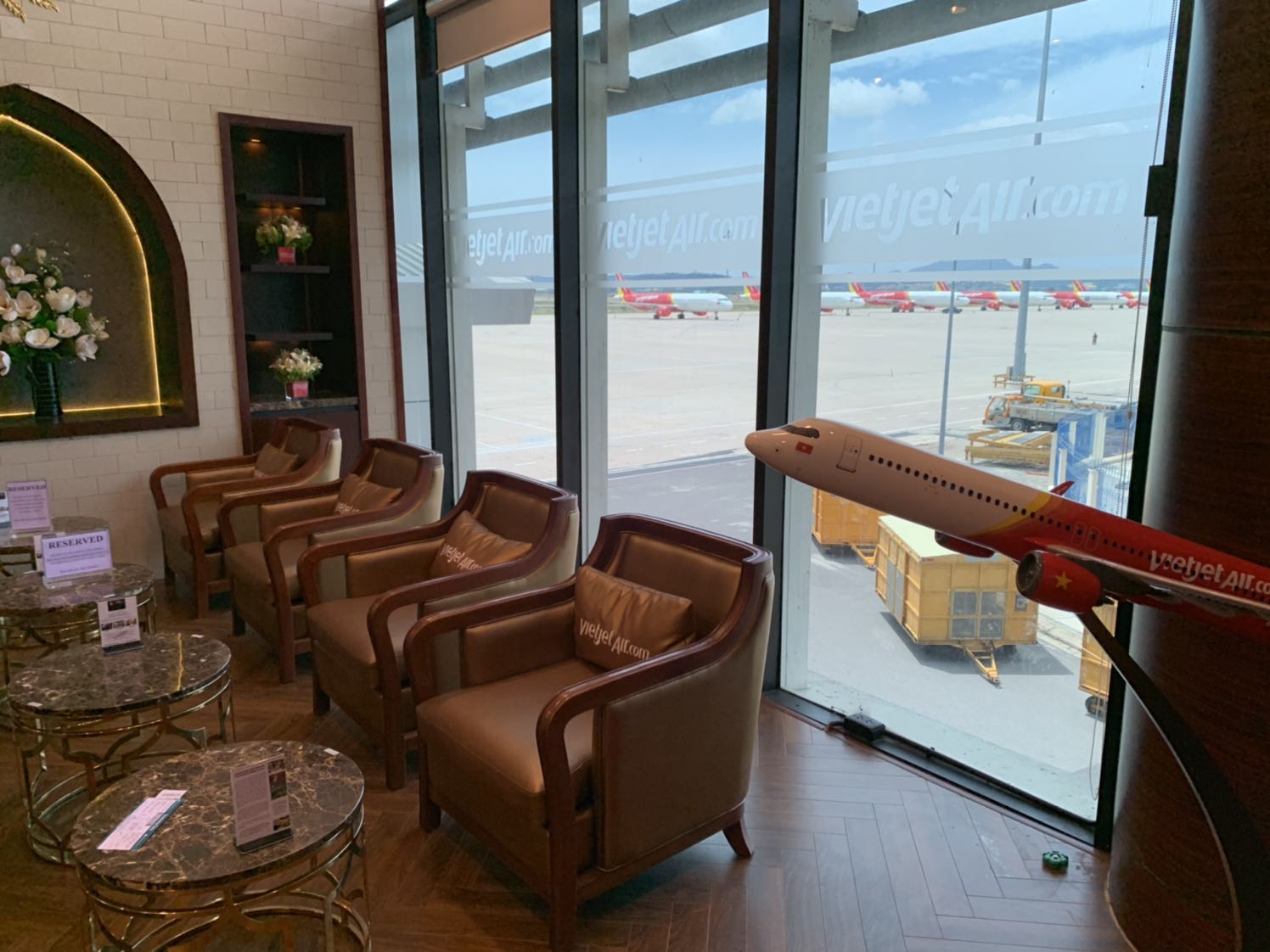 Không gian khá rộng rãi, thiết kế đẹp mắt.  Phòng chờ được sử dụng cho khách hạng thương gia của Bamboo Airways và Vietjet.
Do khá tò mò về dịch vụ này nên mình đã đặt dịch vụ phòng chờ trên Tiki giá rẻ hơn giá niêm yết một tí.