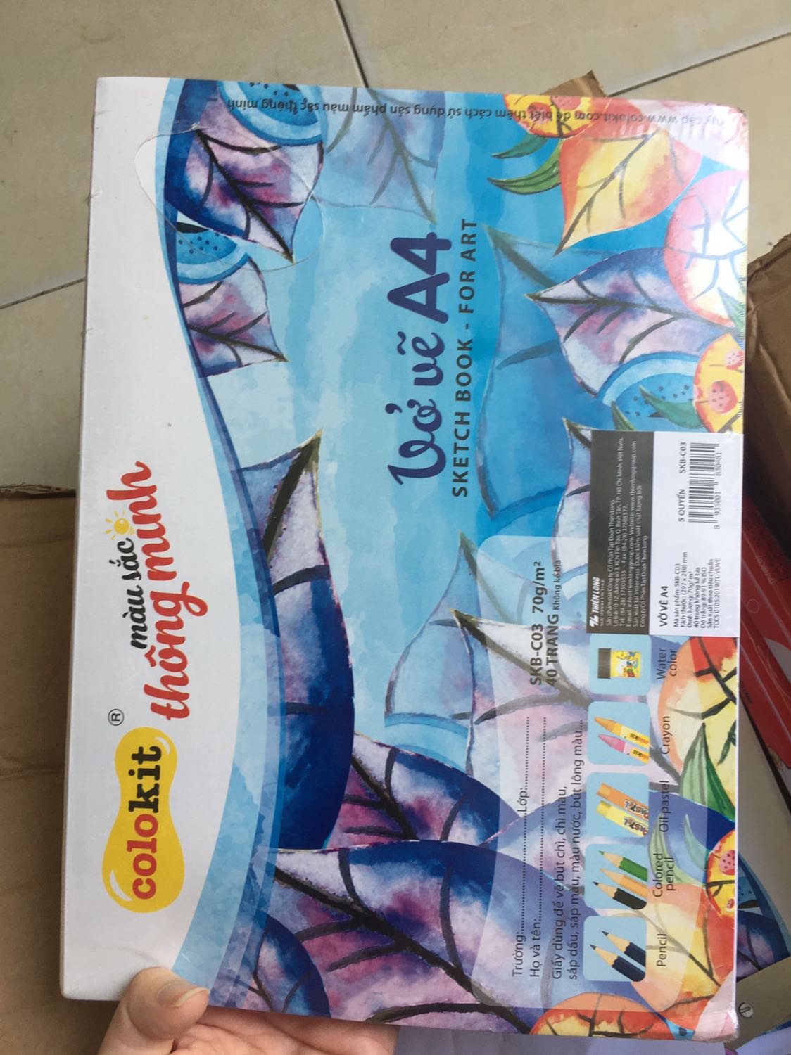 Hàng giao cực kỳ lâu, mình phải chủ động liên hệ với shop để nhắc giao, thùng hàng móp méo, cong vênh góc sách vẽ, nền giấy trắng hơn so với các loại giấy vẽ trc đây là màu hơi vàng.