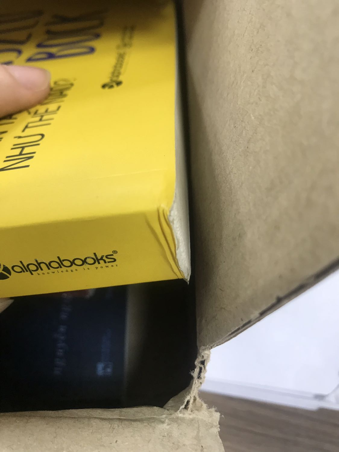 Nhận sách bị hỏng 1 góc, vô cùng thất vọng shop ạ. Mình mua tặng, thế này tặng sao được