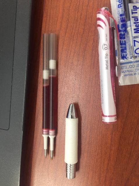 Mình rất yêu bút pentel và hy vọng nhận được hàng hóa phải chuẩn như chất lượng và thương hiệu. Mình đặt 2 bút màu hồng. Một chiếc: Chụp ngòi bị mất, mực hụt hơn so với bút còn lại. 
Trước mình mua bút pentel official tại 1 trang TMĐT khác không vấn đề gì, lần đầu mua trang official tại Pentel mà hơi bị thất vọng. 
Còn lại giao hàng nhanh, mình ok. Tiki lúc nào cũng nhanh chóng.