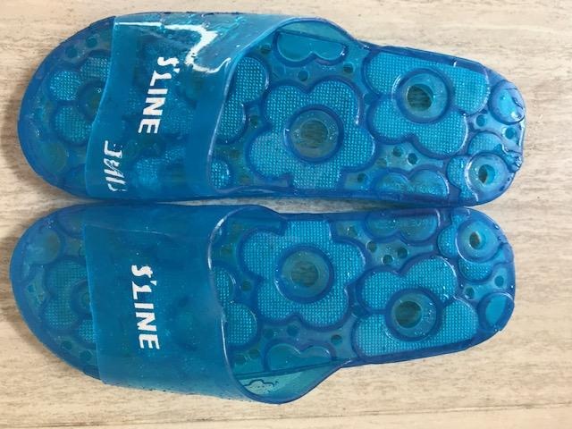 Tôi rất thất vọng khi nhận được sản phẩm không đúng như quảng cáo: nhãn hiêu in trên quai dép mất nét và thiếu nội dung, còn lung tung phần nhựa dư chung quanh dép và mặt dưới dép, đi đau chân ..., xuất xứ Hàn Quốc như thế sao??? không phù hợp với giá đã mua (mặc dù đã được giảm giá)