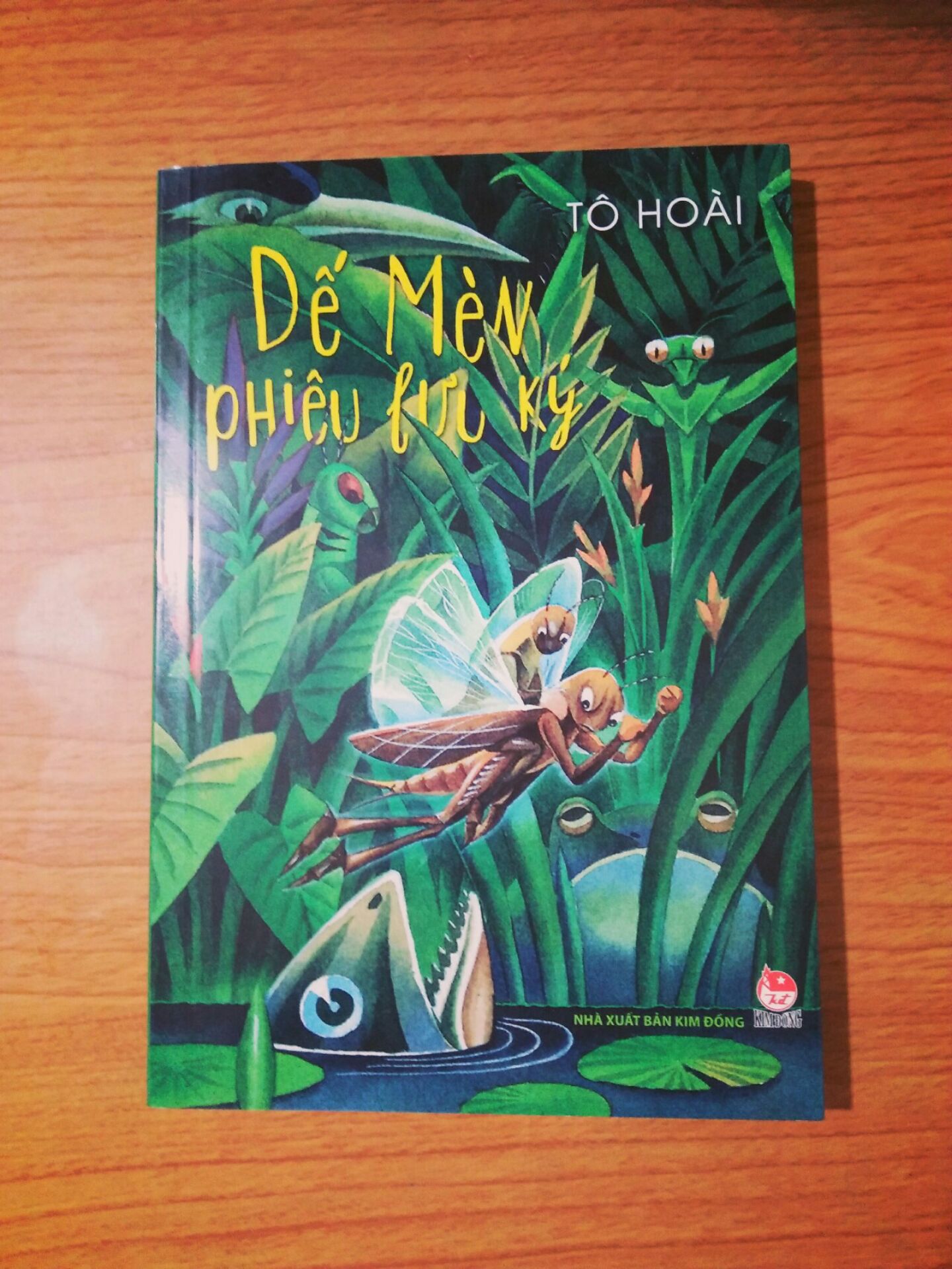 Cuốn sách Dế mèn phiêu lưu ký của nhà văn Tô Hoài là một tác phẩm văn học thiếu nhi kinh điển của Việt Nam. Được viết và xuất bản vào năm 1941, cuốn sách đã trở thành một trong những tác phẩm được yêu thích nhất của thế hệ trẻ Việt Nam. Dế mèn phiêu lưu ký kể về cuộc phiêu lưu của một chú dế mèn tên là Dế Mèn, khi anh ta rời khỏi quê hương để tìm kiếm sự nghiệp và những trải nghiệm mới. Trong cuốn sách, Dế Mèn gặp rất nhiều nhân vật khác và từng trải qua nhiều khó khăn và thử thách để đạt được mục tiêu của mình. Với ngôn ngữ đơn giản, dễ hiểu và hình ảnh sinh động, tác giả Tô Hoài đã tạo ra một câu chuyện thú vị và lôi cuốn. Cuốn sách cũng mang lại cho độc giả nhiều bài học về lòng can đảm, sự kiên trì và tình bạn. Ngoài ra, Dế mèn phiêu lưu ký cũng được đánh giá cao vì nó mang nhiều giá trị văn hóa và giáo dục. Cuốn sách giúp trẻ em hiểu rõ về cuộc sống và tình bạn, cũng như giúp trẻ phát triển khả năng ngôn ngữ và tư duy. Tóm lại, Dế mèn phiêu lưu ký là một cuốn sách tuyệt vời cho trẻ em và cả người lớn. Cuốn sách mang lại nhiều giá trị văn hóa và giáo dục, đồng thời cũng là một câu chuyện thú vị và lôi cuốn. Tôi khuyên bạn nên đọc cuốn sách này và tìm hiểu thêm về cuộc phiêu lưu đầy thú vị của Dế Mèn.