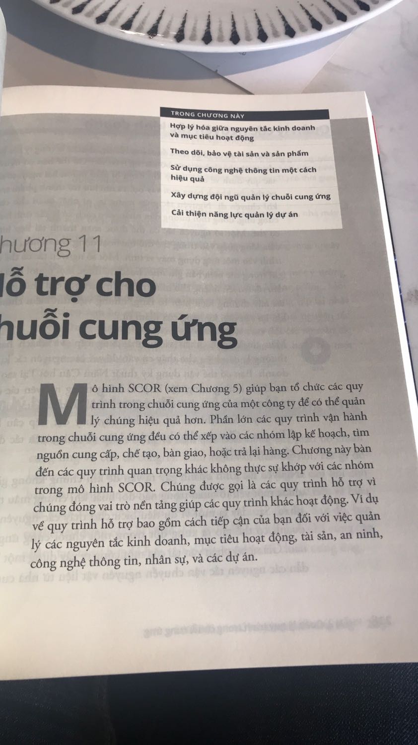 Sách chỉ đơn giản đưa ra các khái niệm và sơ bộ các khái niệm này, đưa thêm link dẫn đến các website để đọc thêm. Vd như về TPS hệ thống tinh gọn của Toyota thì chỉ đưa ra các khái niệm sơ bộ thôi. Sách này giống như quyển sách vỡ lòng, tổng quan chung cho các bên Thứ mua, quản lý vận hành và vận chuyển. Mình đọc cũng thấy hay nhưng với mức độ vừa phải. Vẫn đang tìm thêm sách chuyên ngành cho Chuỗi cung ứng.