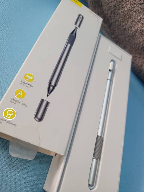 Hơi hụt hẫng xíu là đặt .àu Đen shop giao màu bạc không có hợp với mình. Bút viết được trên điện thoại Samsung vs iPhone 11. Đàu bút hơi rít chắc do miếng đế nhựa còn mới, Bút bi mình chưa dùng. Bút cầm đầm tay, chất liệu nhôm phay khá hoàn thiện. Không biết đổi Màu Đen tại Shop có được không ? Mình chưa ứng cái màu lắm. Nếu được Shop phản hồi giúp mình nha. Sản phẩm vừa túi tiền, dùng thêm thời gian kiểm chứng thêm.