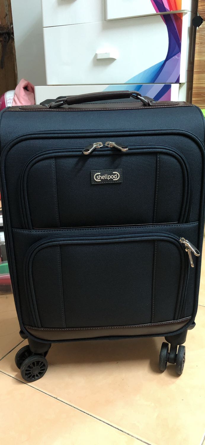 Không có tay cầm ngang như hình sản phẩm đăng . Đường trang trí viền da không phải bằng vải nên sợ sử dụng thời gian lớp da bị bong tróc