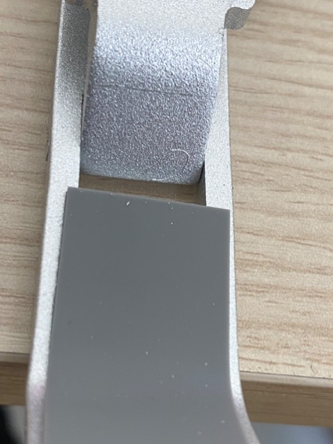 Hàng giao nhanh, sản phẩm đúng như trong hình. Nhưng độ hoàn thiện chưa đạt. Bề mặt sơn không đẹp. Các nút cao su dán không đều, về phải gỡ ra dán lại. Nhà cung cấp cần kiểm tra lại chất lượng hoàn thiện để bàn giao đến tay người dùng