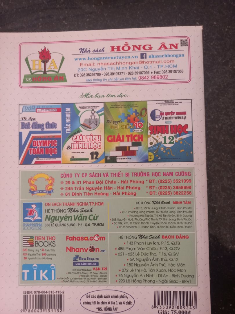 Sách hơi cũ, bị trầy xướt trên mặt sách