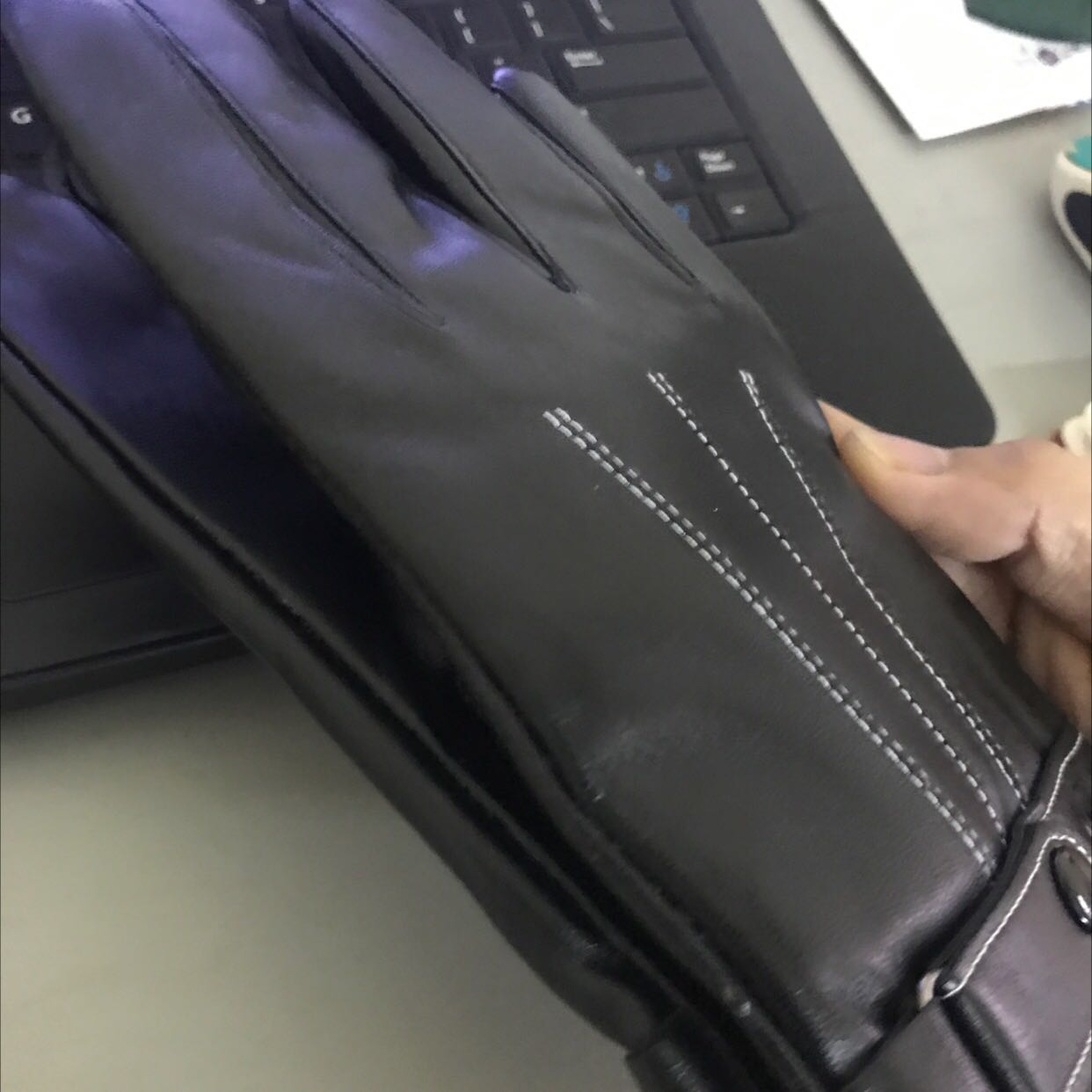 Găng tay đẹp, chắc chắn. Cảm ứng điện thoại tốt, đi mưa thấy ok đấy