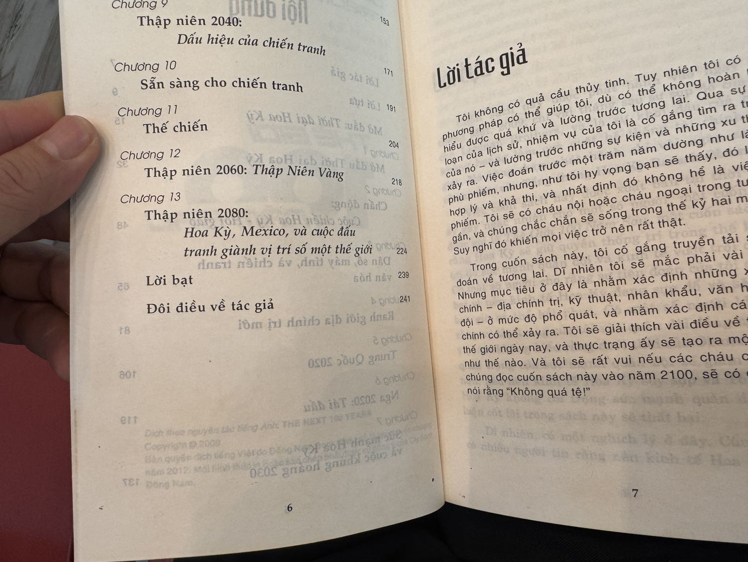 Sách bị ố, cũ, ám vàng. Quyển này chắc chắn đã để trong kho hơn 10 năm, vì thấy được xuất bản và in năm 2013.