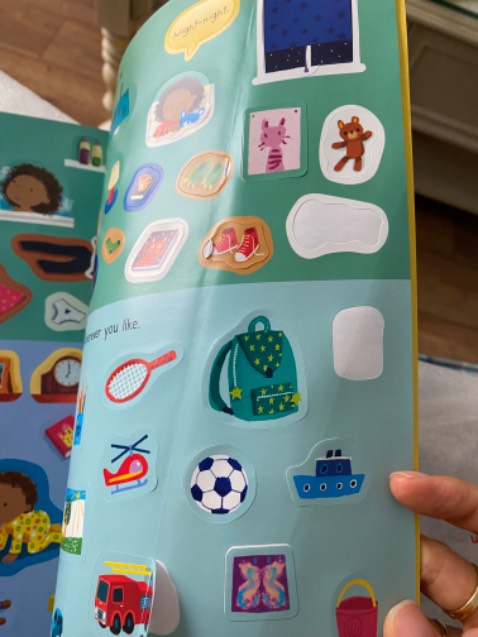 Sách mới mua nhưng đã bị bóc mất 2 miếng stickers nên vote 4 sao, còn lại sách của Usborne đều rất hay và đẹp. Nên mua.