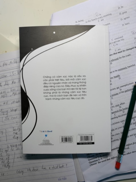 Giao nhanh thật sự. Bình thường phải hai ngày mà lần này chưa đầy 1 ngày. Mỗi tội sách đóng gói hơi sơ sài, mở ra hơi hụt hẫng, cảm giác không được tuyệt. Đặc biệt là tên tác giả trùng tên crush nên mua xem thử.