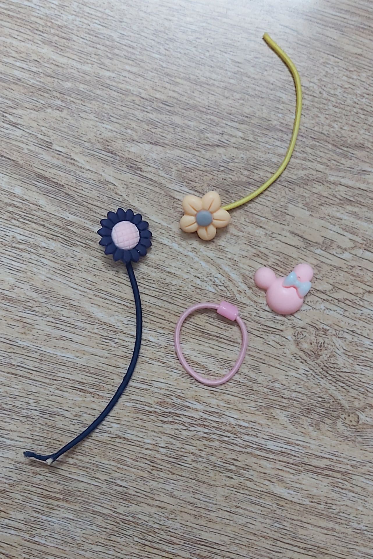 thun dễ bị súc ra khi cột, mới xài mà đứt 2 cọng liên tục rồi.