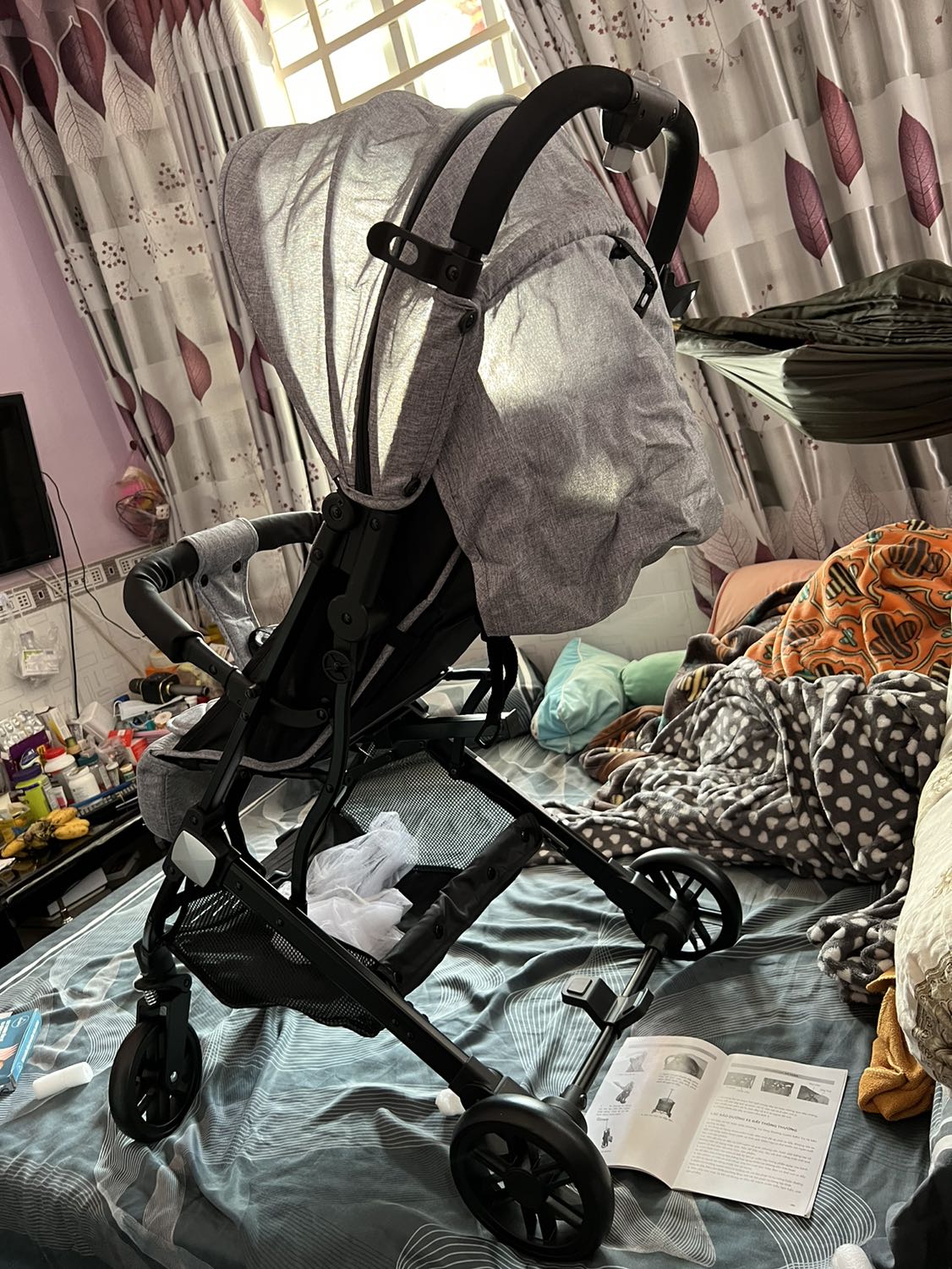 Nhắn tin shop hỗ trợ không tl hoặc tl rất lâu. 
Xe đẩy đẹp, xịn mịn, chắc chắn.
Nhược điểm : 
-nếu có thêm quai xách thì êm, nhìu khi cần quải trên vai, kéo như vali dễ dơ xe.
- không có túi đựng xe đẩy khi không sử dụng.