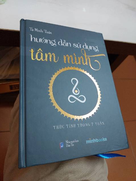 Hình thức: Bìa cứng, có phân trang, giấy in đẹp
Có màng bọc sách nhưng vận chuyên (hoặc ko do vận chuyển) làm móp gáy sách.
Điểm trừ nhẹ.