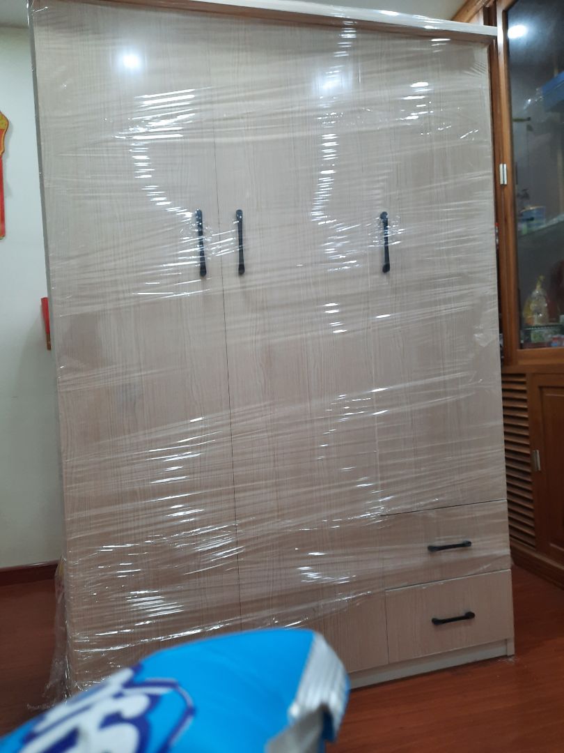 Sản phẩm cứng cáp chắc chắn. Tấm phía sau khi đinh vít vào hơi bị phồng. Tủ bị mùi nhựa nồng nặc quá. Hiện tại mình vẫn đang để cho bớt mùi chưa sử dụng để quần áo được vì sợ ám mùi. ko biết bao lâu sẽ hết mùi ta. Đặt màu hồng nhưng ko có hồng chỉ còn vân gỗ. Thêm 1 điểm nữa là nhà bán liên hệ lại sau đó khi nói rằng địa điểm nhà m ở xa và hỗ trợ thêm phí vận chuyển nhưng m ko đồng ý vì m đã thanh toán trc, tiki cũng đã xác định được số tiền vc khi m điền địa chỉ giao hàng nên m ko chấp nhận liên hệ xin thêm phí vc được trong khi nhà m vẫn thuộc HN. Cuối cùng nhà bán đã khắc phục điều đó và giao hàng đúng tgian. 3.5*