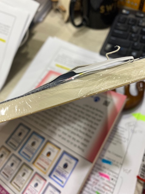 sách của mình bị rách như hình. Mong tiki đổi mình cuốn khác nhé