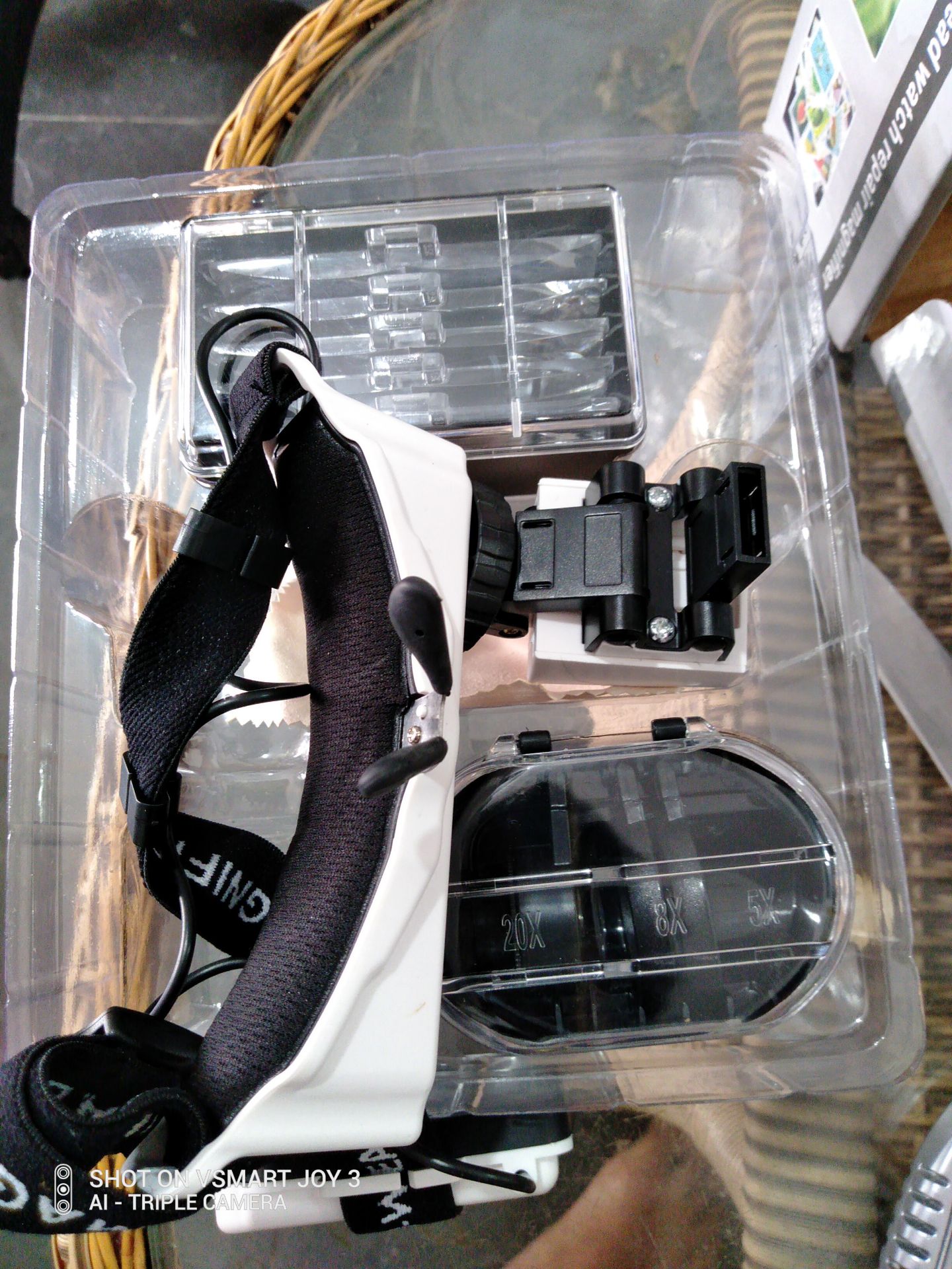 khi mua có đề chống nước, nhưng khi nhận hàng thì phải kiêng cữ nước. độ sáng thì tiền nào của nấy nên ko đòi hỏi nhiều. thiết kế dây đep về phải độ lại chứ để như zin dễ bị bung.