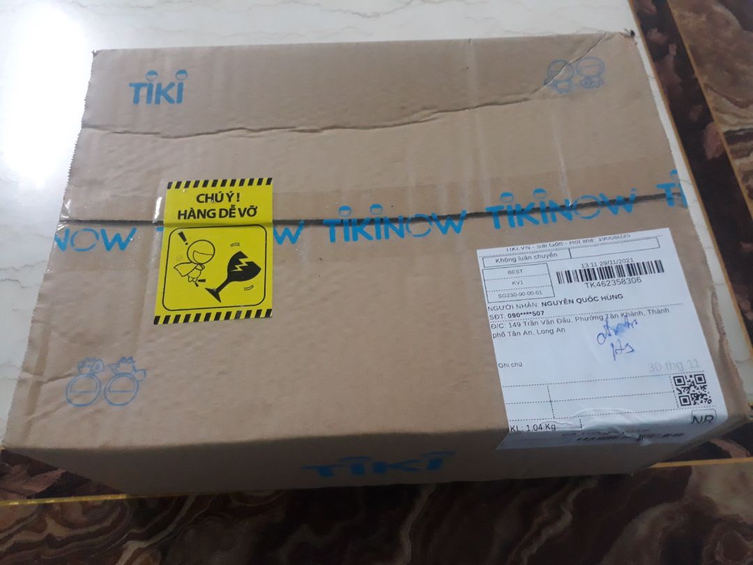 Nhà mình thì đang dùng camera của xiaomi, đợt này mua thêm quyết định chuyển sang dùng em này xem như thế nào. Mua hẳn 2 con.
Đánh giá ban đầu thì:
- Giao hàng nhanh, đặt 1 hôm sau là nhận được
- Đóng gói cẩn thận, có cả tem niêm phong bên ngoài của tiki
- Sản phẩm bên trong cũng còn mới nguyên hộp, có tem niêm phong luôn của nhà sản xuất
- Về chất lượng thì tạm thời thấy ổn, app dễ sử dụng vì hỗ trợ tiếng Việt. Còn độ bền thì chưa quánh giá được ngay. Phải dùng thêm 1 thời gian nữa đã. Tạm cho 4*.