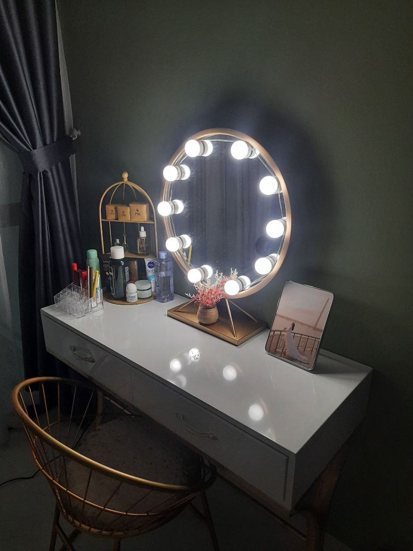 Mình lắp cái này lên kính trang điểm đường kính 45cm thì có vẻ là vừa đủ. Sáng đều, nhiều chế độ cho vợ lựa chọn . Cổ rất ưng.