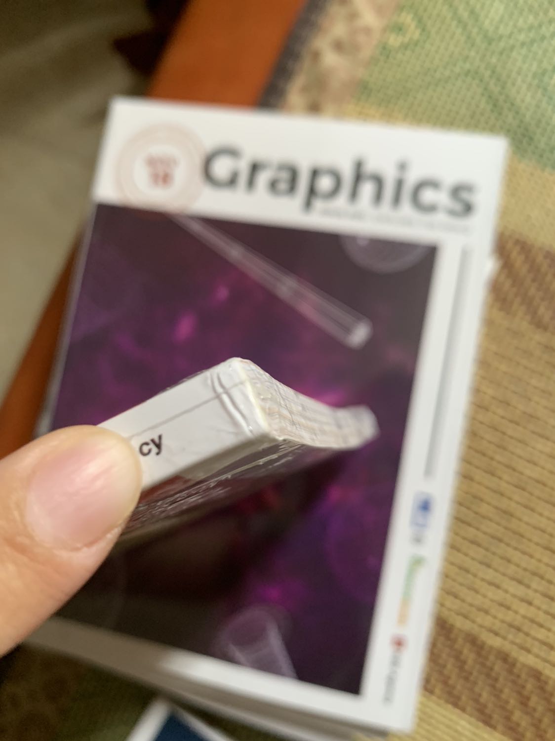 Bìa sách bẩn & móp góc như sách đã sử dụng BÊN TRONG LỚP BỌC CHỨ KHÔNG PHẢI LÀ LỚP BỌC BẨN