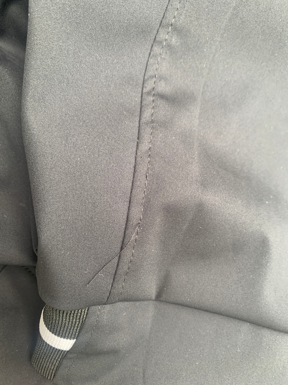 áo may lỗi rất nhiều nhất là cánh tay, chỉ áo chưa cắt hết còn lại rất nhiều . Khóa áo rất khó sử dụng rất dễ hư. áo này chỉ mặc đi làm thôi ae nhé. Giao hàng thì lâu.Hãy cân nhắc ae nhé.